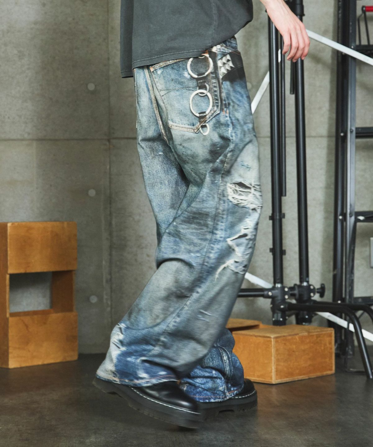 OPENING ACT 転写総柄バギーシルエットデニムパンツ OPENING ACT] 総柄転写バギーシルエットデニムパンツ 〓予約販売・11月