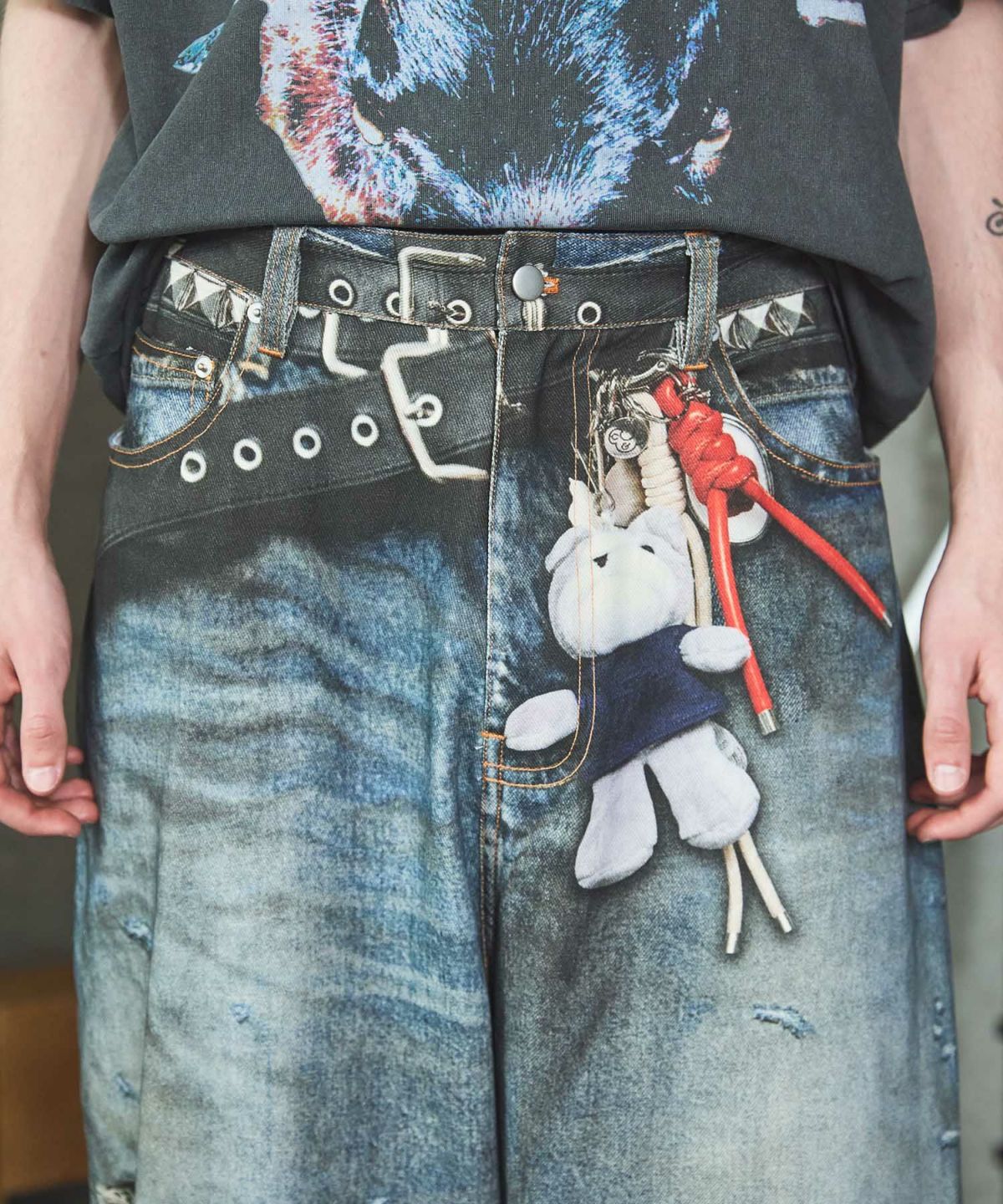 Opening act 総柄転写バギーシルエットデニムパンツ OPENING ACT] 総柄転写バギーシルエットデニムパンツ 〓予約販売・11月